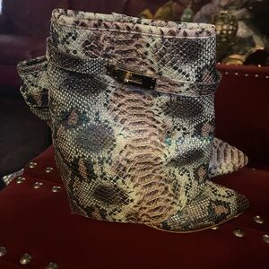 Cute multi color snakeskin ankle boots fair condition worn but kept up size 11